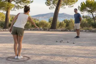 Deux joueurs de pétanque sur un boulodrome en gravier à Toulon, sous une douce lumière méditerranéenne.